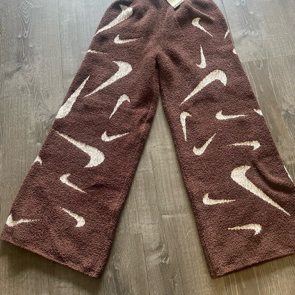 Nike fleece oversize pants.